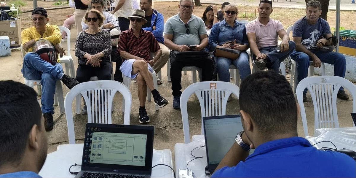 Vinícius Rodrigues Xavier (segundo da direita para a esquerda), motorista, participou do mutirão em busca de informações para regularizar sua situação como MEI (Larissa Durães)