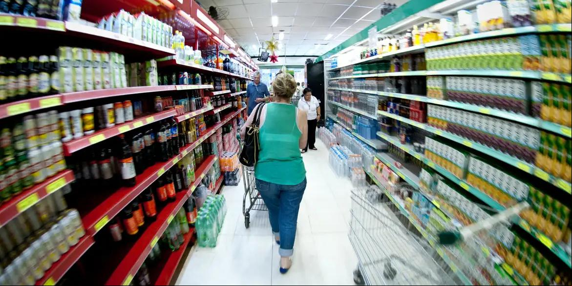 Desaceleração em alimentos e queda em transportes compensam alta em habitação, afetando IPCA geral (EBC/Arquivo)